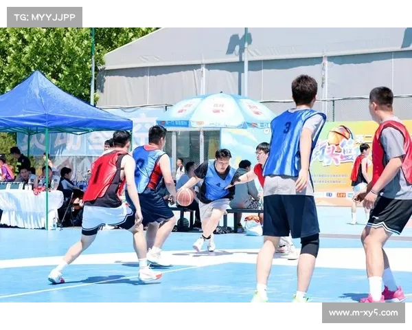 街头篮球品牌通过周边产品盈利，支撑免费球场运营与公益捐赠