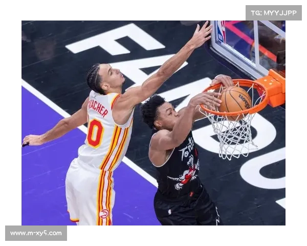 老鹰球员丹尼尔斯比赛中上篮，猛龙球员巴恩斯扣篮回应